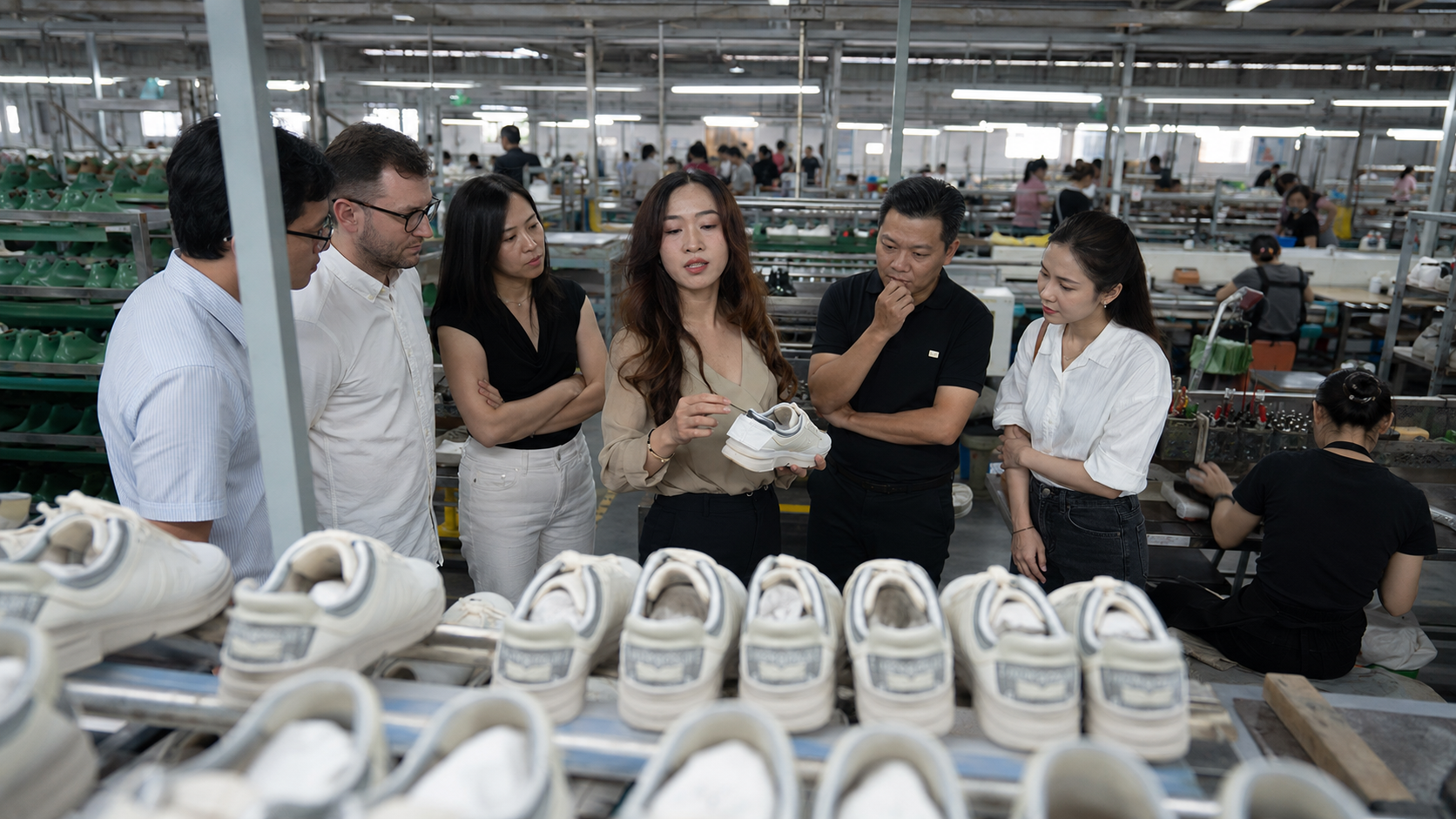 Đóng gói thành phẩm giày tại xưởng gia công